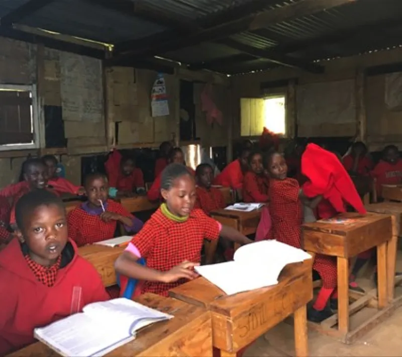 Aseos separados para niños y niñas en tres colegios de Kenia para mantener a las adolescentes escolarizas.