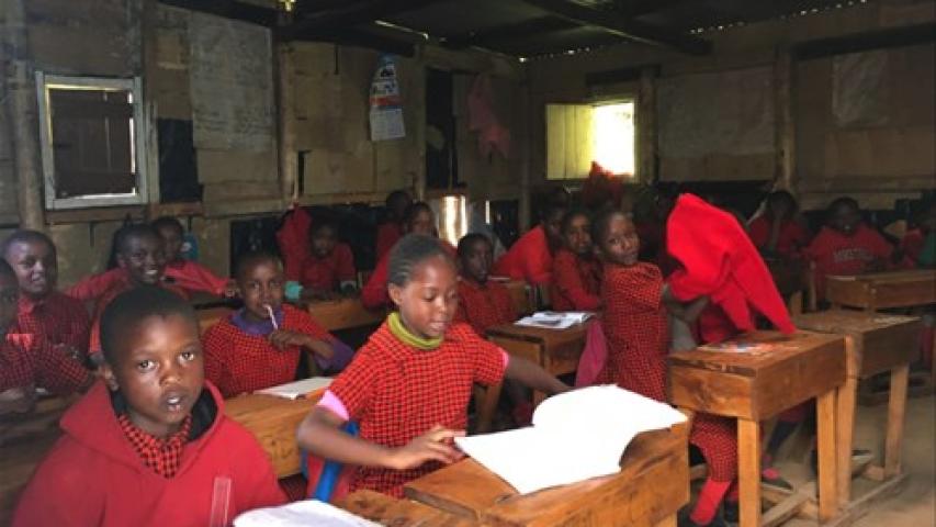 Aseos separados para niños y niñas en tres colegios de Kenia para mantener a las adolescentes escolarizas.