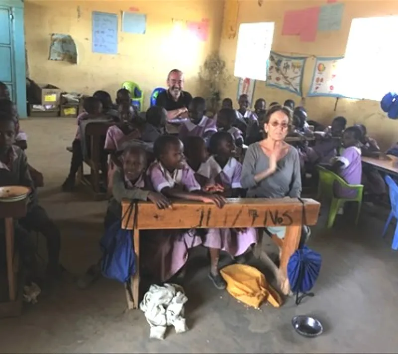 Las escuelas están en una zona pobre y con escasez de agua, por lo que se ha instalado un sistema de recogida y almacenamiento del agua de lluvia.