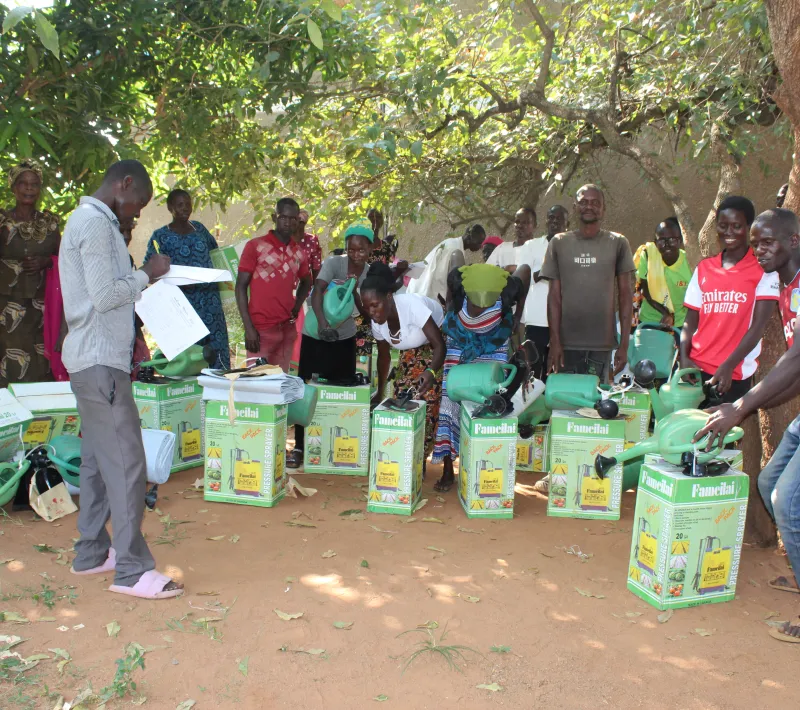 members of jacan penindo group in lwala village pose for a photo aftyer input distribution