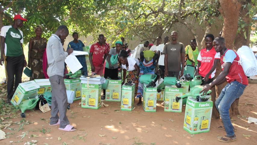 members of jacan penindo group in lwala village pose for a photo aftyer input distribution