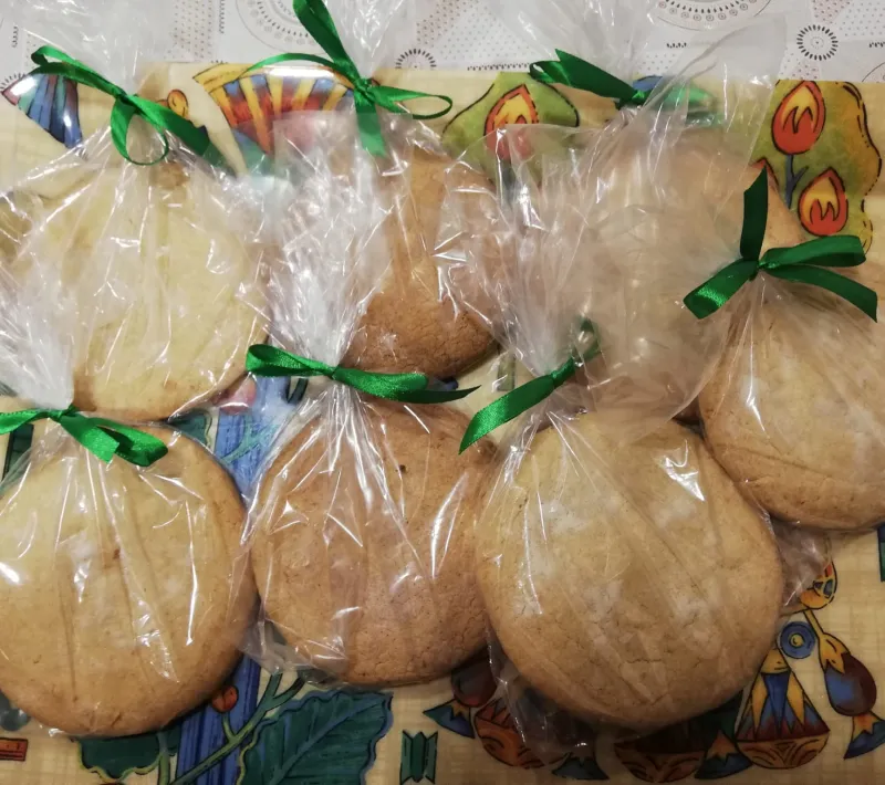 Tortas de manteca elaboradas artesanalmente por las voluntarias de Carcajente.