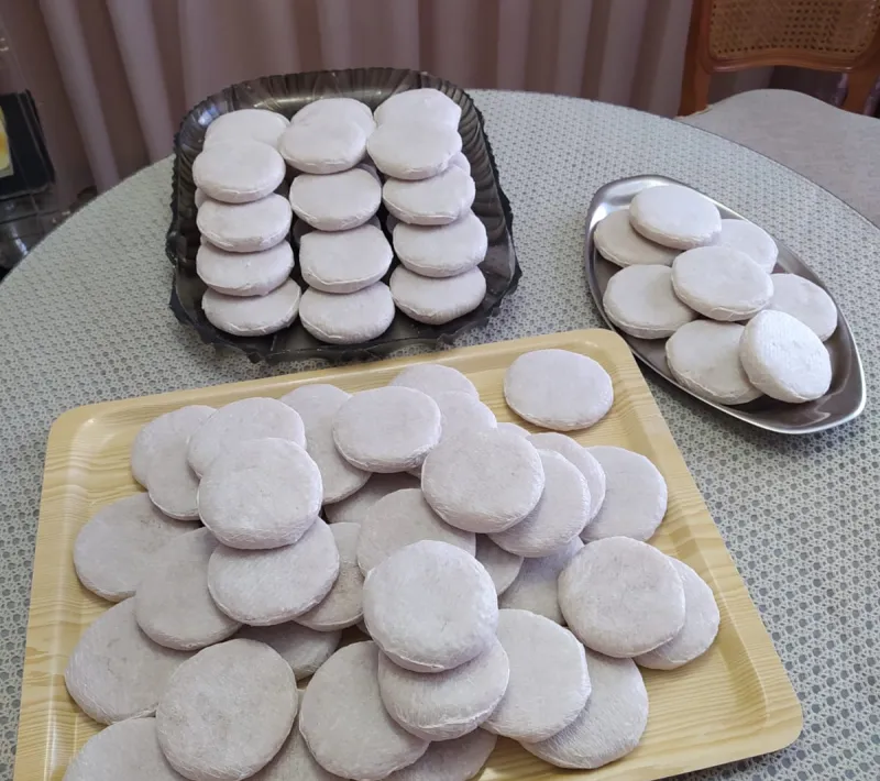 Turrones de cacahuete y almendra elaborados artesanalmente por las voluntarias de Carcajente..