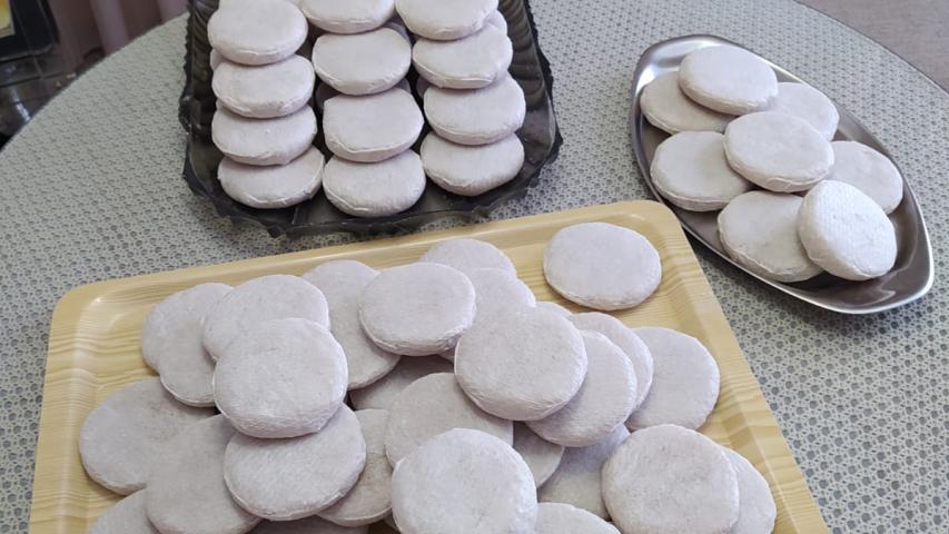 Turrones de cacahuete y almendra elaborados artesanalmente por las voluntarias de Carcajente..