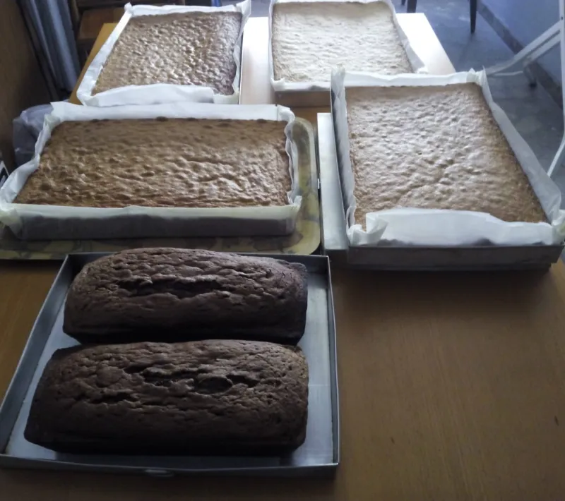 Coca de llanda y plum cake preparados por las voluntarias de Carcaixent.