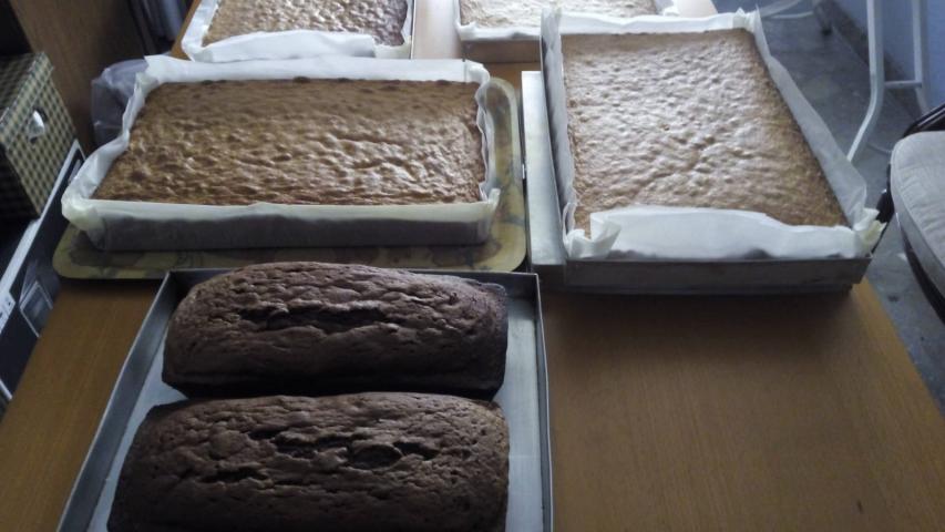 Coca de llanda y plum cake preparados por las voluntarias de Carcaixent.
