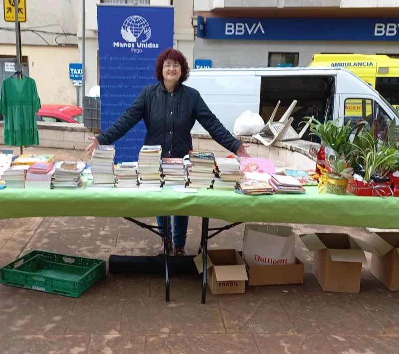 Mercadillo solidario organizado por la comarcal de Pego de Manos Unidas Valencia.