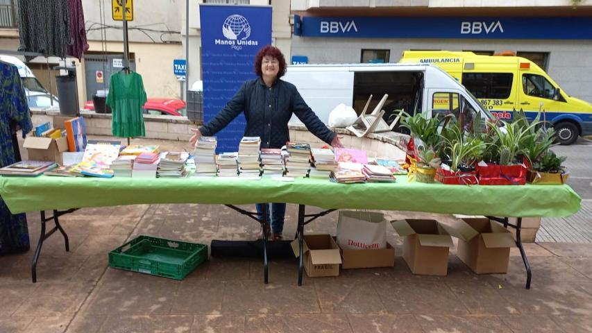 Mercadillo solidario organizado por la comarcal de Pego de Manos Unidas Valencia.