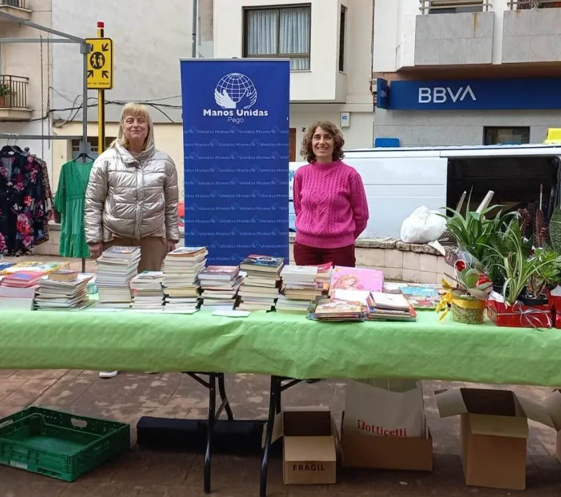 Mercadillo solidario organizado por la comarcal de Pego de Manos Unidas Valencia.