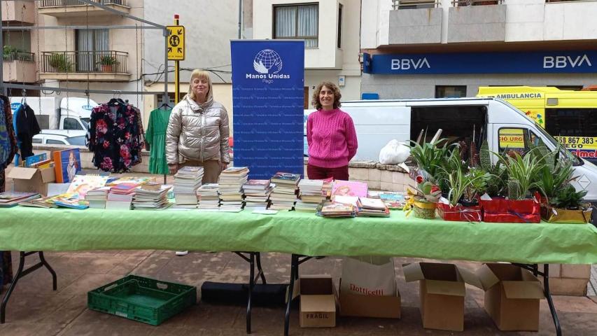 Mercadillo solidario organizado por la comarcal de Pego de Manos Unidas Valencia.