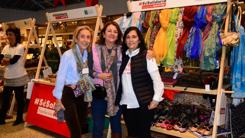 Stand de Manos Unidas en el Mercadillo Solidario de Navidad Mapfre 2019