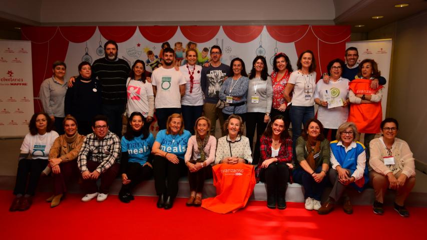 Participantes en el Mercadillo Solidario de Navidad Mapfre 2019