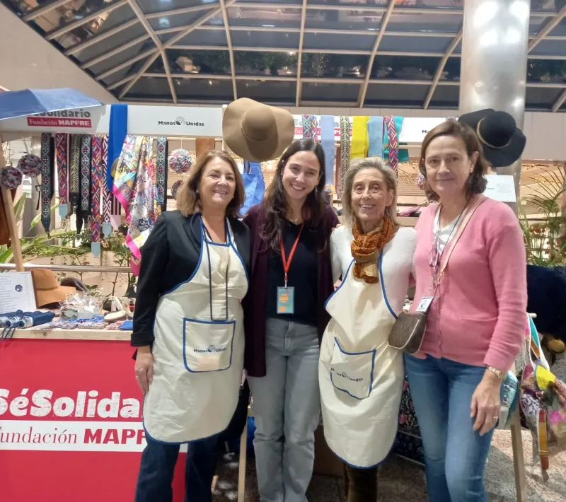 Estand de Manos Unidas en el Mercadillo Solidario de Navidad de Mapfre 2022