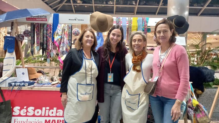 Estand de Manos Unidas en el Mercadillo Solidario de Navidad de Mapfre 2022