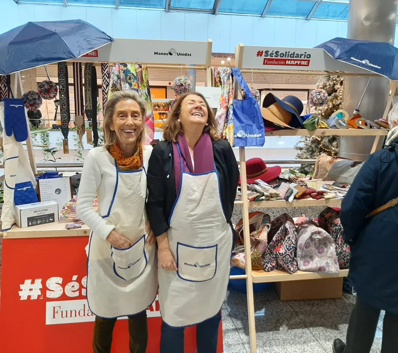 Estand de Manos Unidas en el Mercadillo Solidario de Navidad de Mapfre 2022