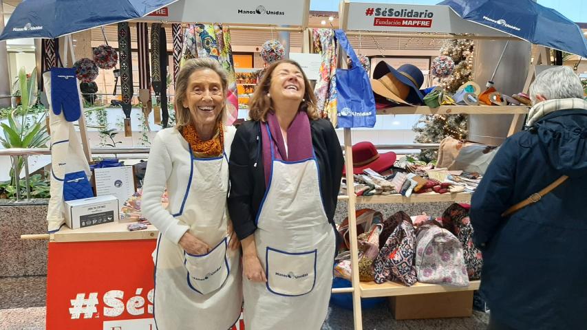 Estand de Manos Unidas en el Mercadillo Solidario de Navidad de Mapfre 2022