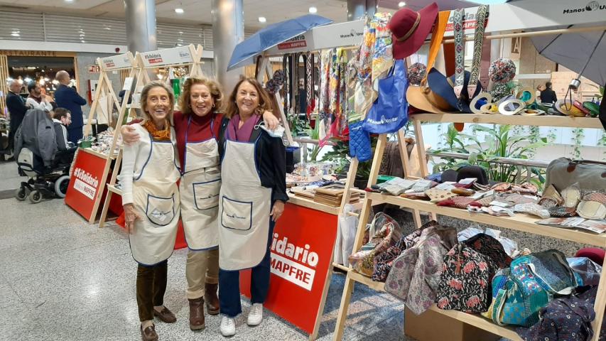 Estand de Manos Unidas en el Mercadillo Solidario de Navidad de Mapfre 2022