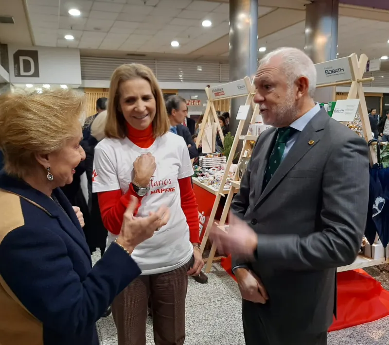 La Infanta Elena en el Mercadillo Solidario de Navidad de Mapfre 2022
