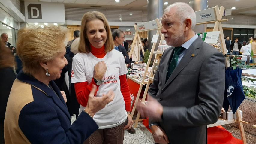La Infanta Elena en el Mercadillo Solidario de Navidad de Mapfre 2022