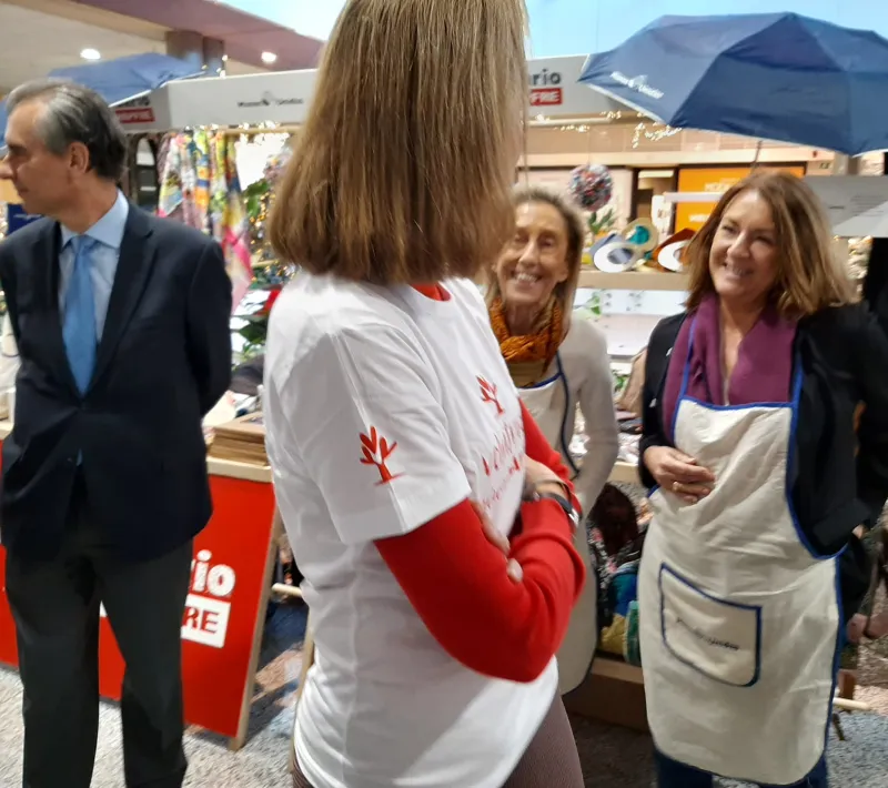 La infanta Elena visita el estand de Manos Unidas en el Mercadillo Solidario de Navidad de Mapfre 2022