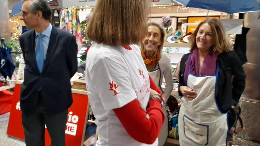 La infanta Elena visita el estand de Manos Unidas en el Mercadillo Solidario de Navidad de Mapfre 2022