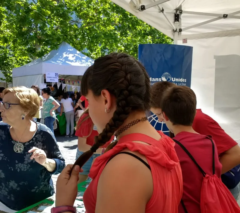 Stand de Manos Unidas en el mercado cooperativo
