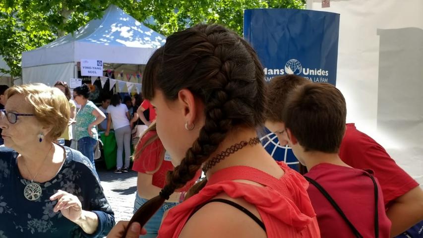 Stand de Manos Unidas en el mercado cooperativo