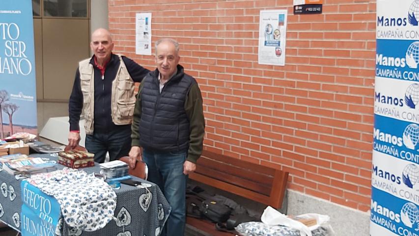 Voluntarios de Manos Unidas Madrid en la mesa Informativa instalada en el Ayuntamiento de Alcobendas