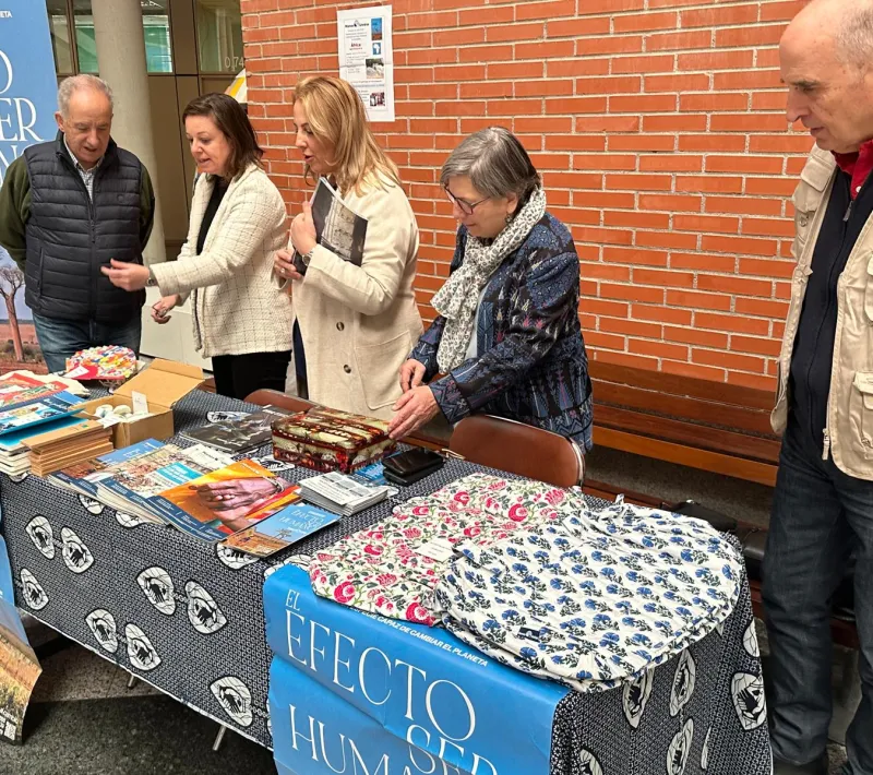 Concejalas del Ayuntamiento de Alcobendas con los voluntarios y delegada de Manos Unidas Madrid