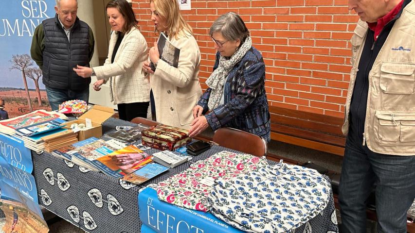 Concejalas del Ayuntamiento de Alcobendas con los voluntarios y delegada de Manos Unidas Madrid
