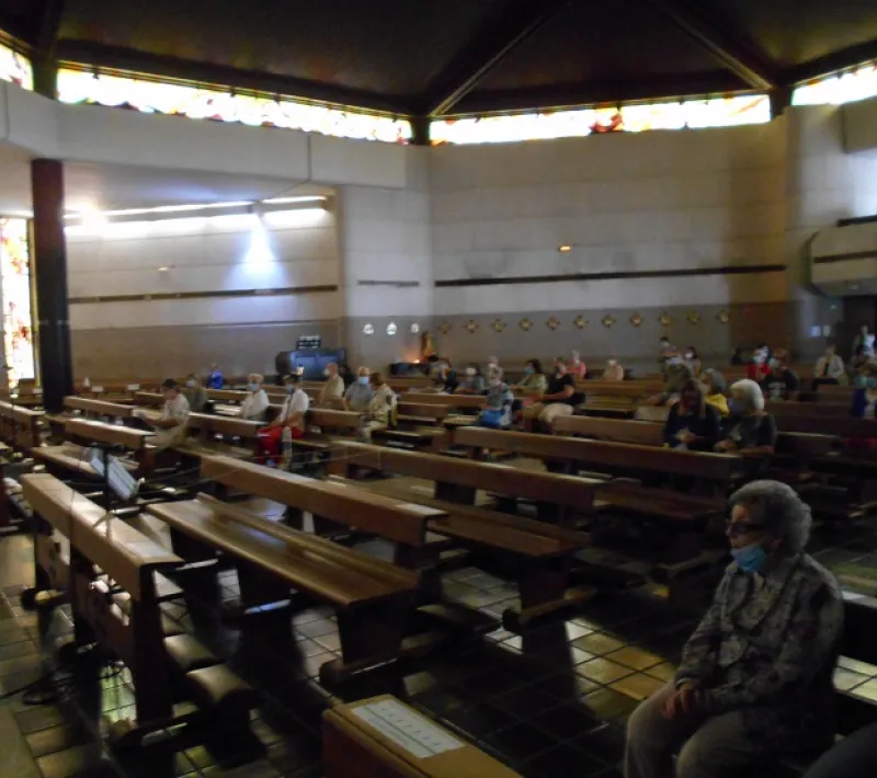 Misa por los afectados COVID19 en Manos Unidas Madrid