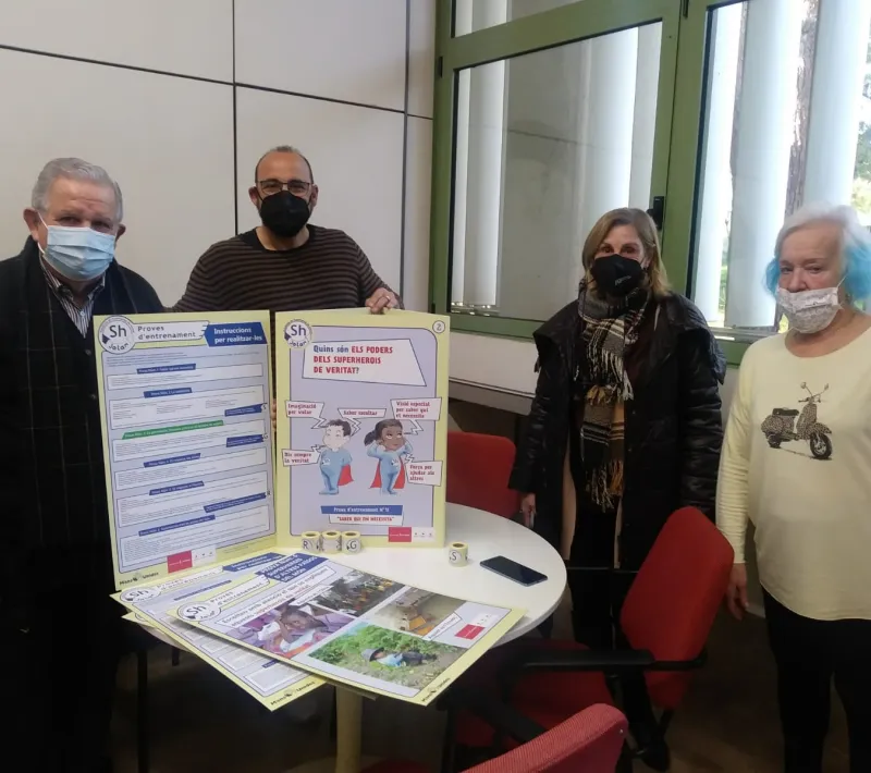 Voluntarios entregan material al colegio de Ntra. Sra. de Monte-sión. Subvencionado por el Ayuntamiento de Palma