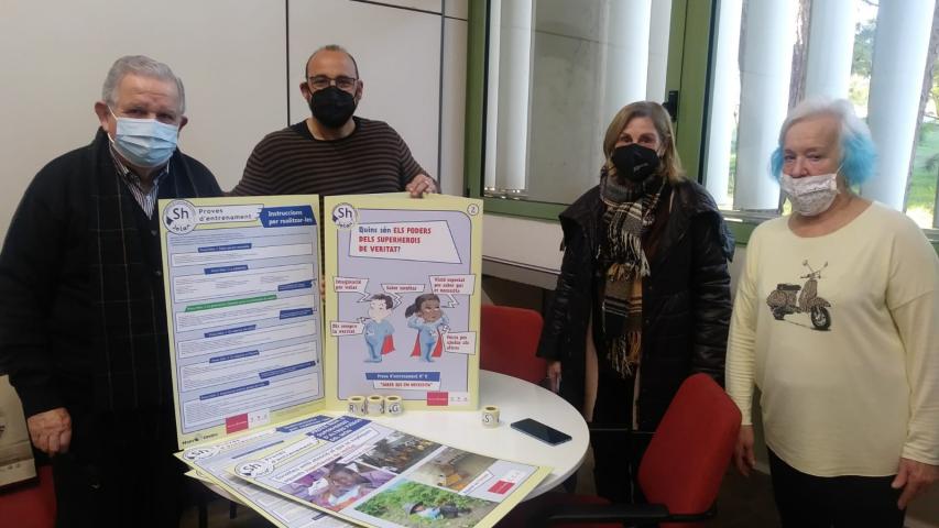 Voluntarios entregan material al colegio de Ntra. Sra. de Monte-sión. Subvencionado por el Ayuntamiento de Palma