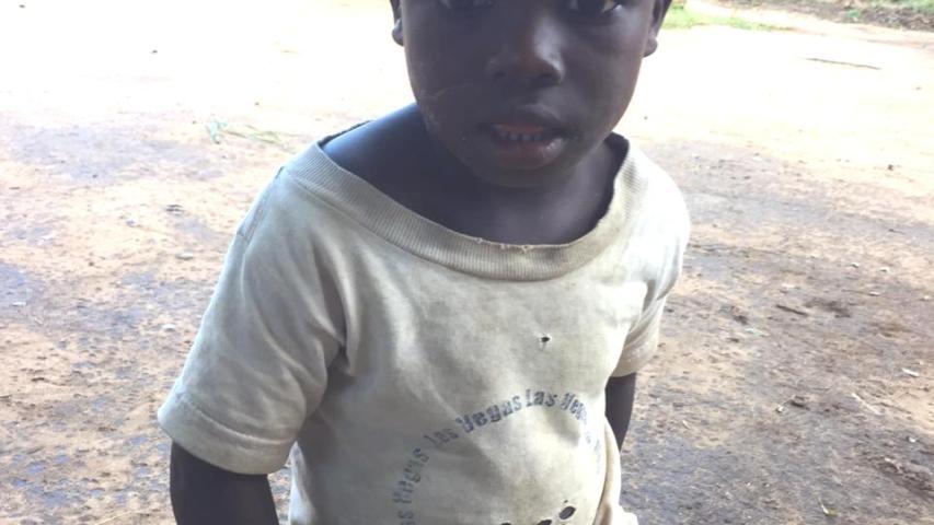 Niños de la calle de Mozambique recogidos por los padres mercedarios.