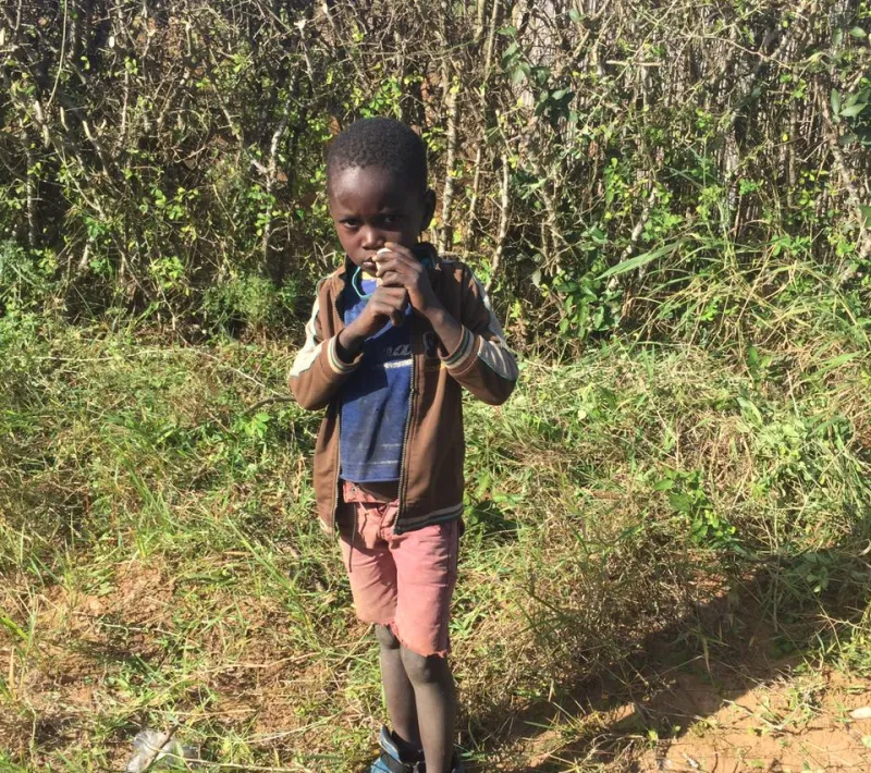 Niños de la calle de Mozambique recogidos por los padres mercedarios.
