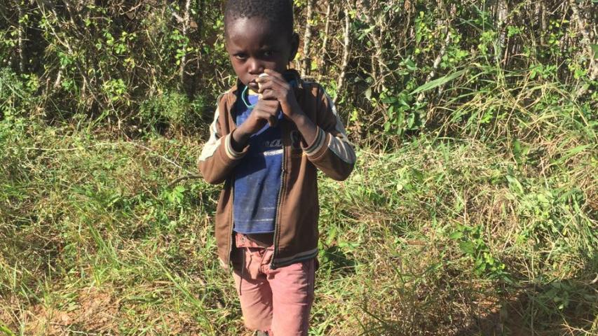 Niños de la calle de Mozambique recogidos por los padres mercedarios.