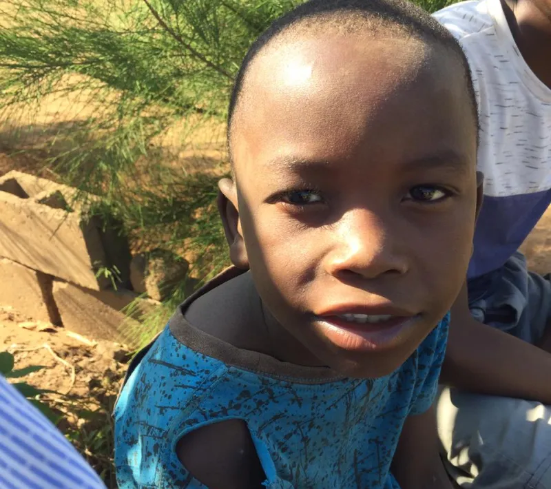 Niños de la calle de Mozambique recogidos por los padres mercedarios.