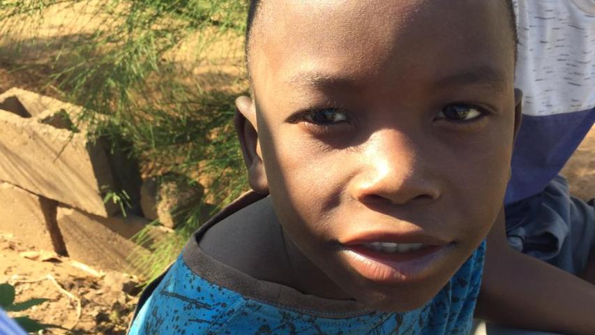 Niños de la calle de Mozambique recogidos por los padres mercedarios.