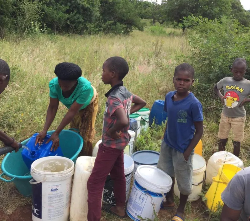 Recogida de agua en las aldeas de Mozambique.