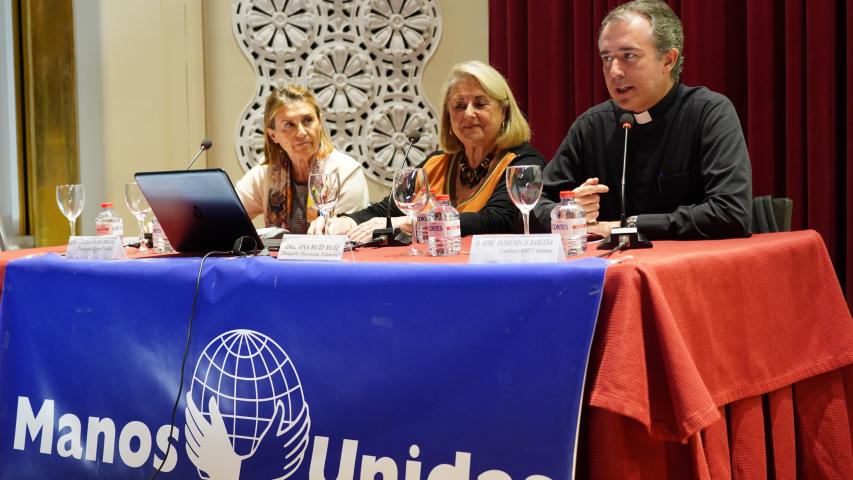 De izquierda a derecha, Cecilia Pilar Gracia, presidenta nacional: Ana Ruiz Ruiz, delegada de Valencia y el padre José Domenech, consiliario. Foto: A. Sáiz/AVAN