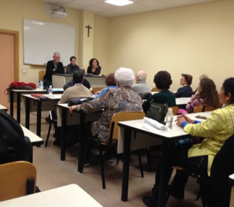 mu mesa redonda en la universidad san damaso 2r