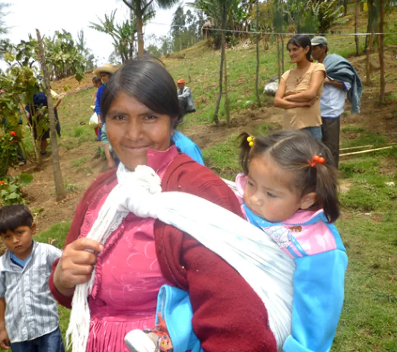 Mujer campesina con sus hijos