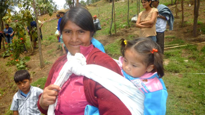 Mujer campesina con sus hijos
