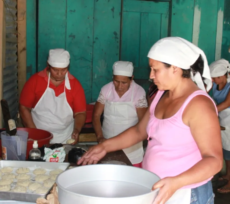 mujeres de la comunidad de las virtudes elaborando pan