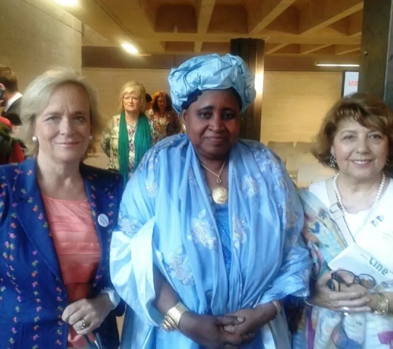 mujeres por africa. 1