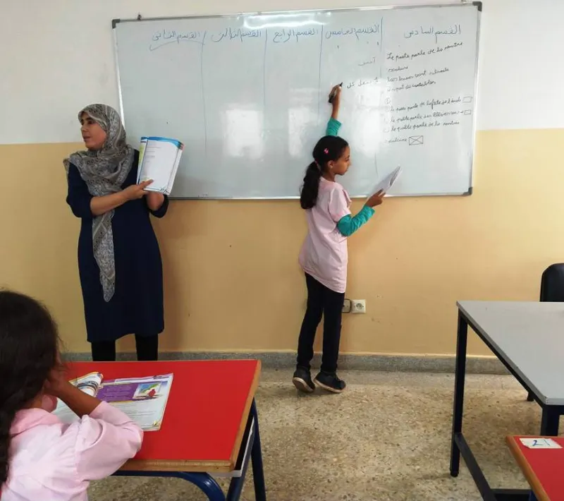 Clases de repaso en el Centro Baraka de Nador para niños cuyas madres están en Talleres de Formación.