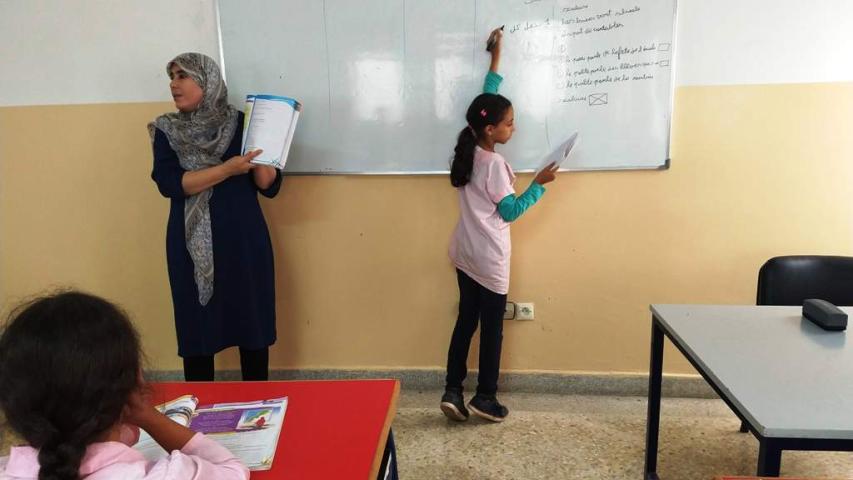 Clases de repaso en el Centro Baraka de Nador para niños cuyas madres están en Talleres de Formación.