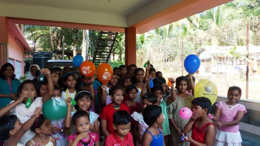 ninos con globos