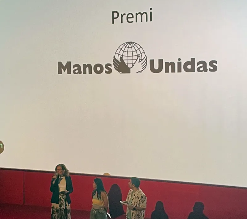 Mireia Angerri, en el momento de anunciar el ganador del Premio Manos Unidas | Imagen: Elsy Tovar Pérez.