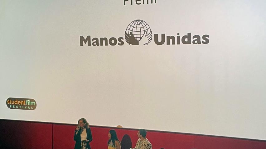 Mireia Angerri, en el momento de anunciar el ganador del Premio Manos Unidas | Imagen: Elsy Tovar Pérez.